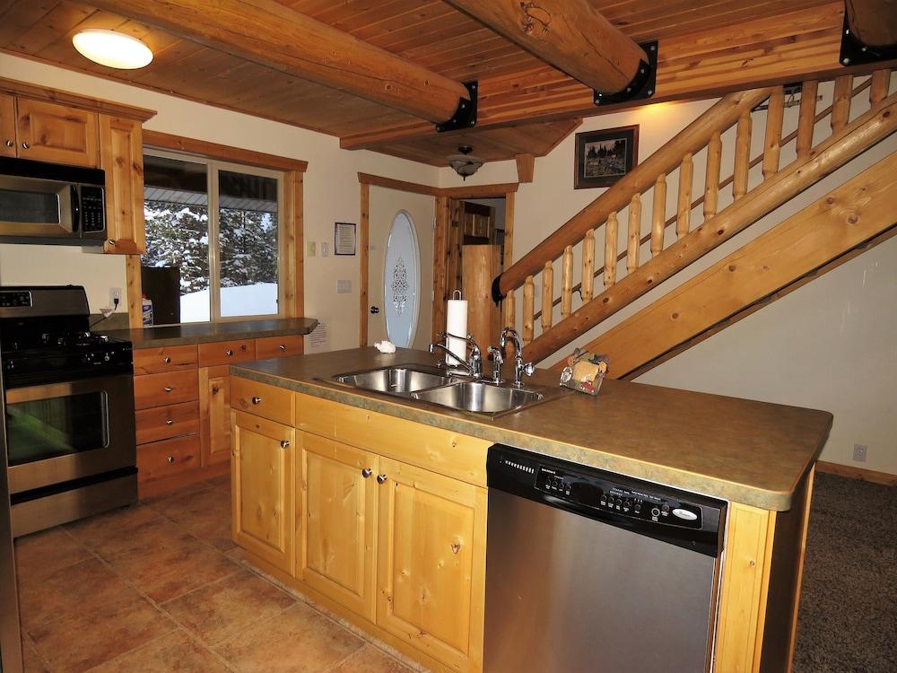 The Hideaway Hostel near Yellowstone photo 11