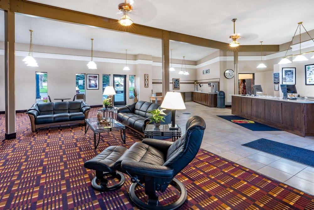 Super 8 by Wyndham Casper West by the River photo 4