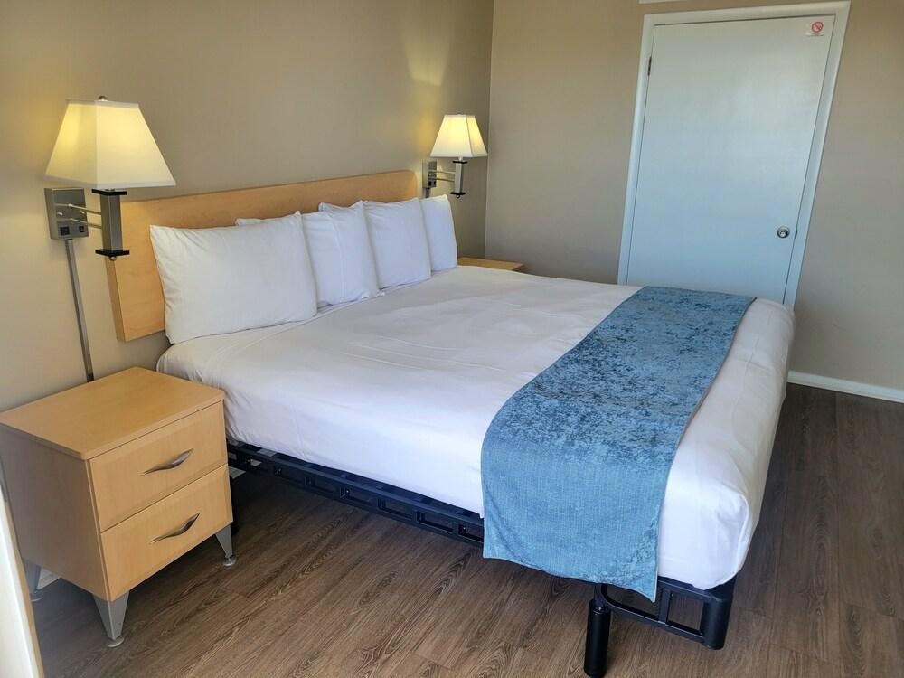Water's Edge Ocean Resort photo 17