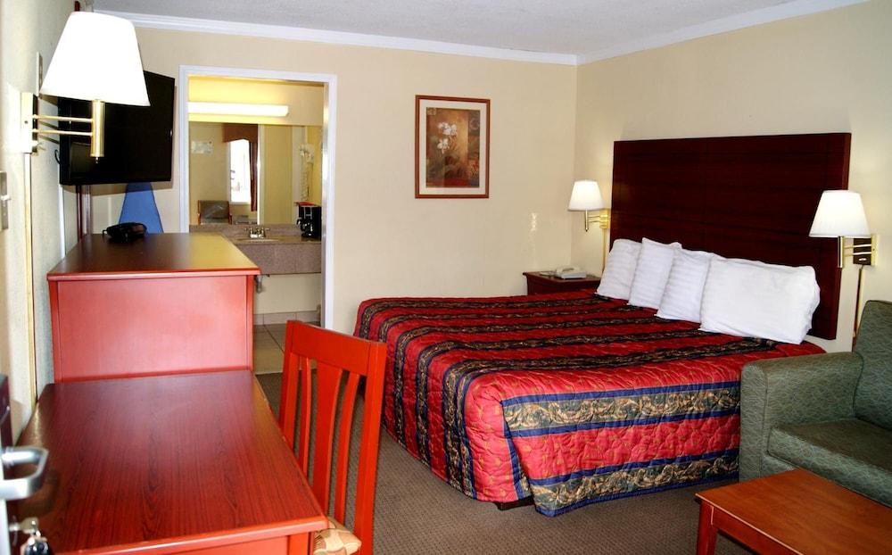 Red Carpet Inn photo 29