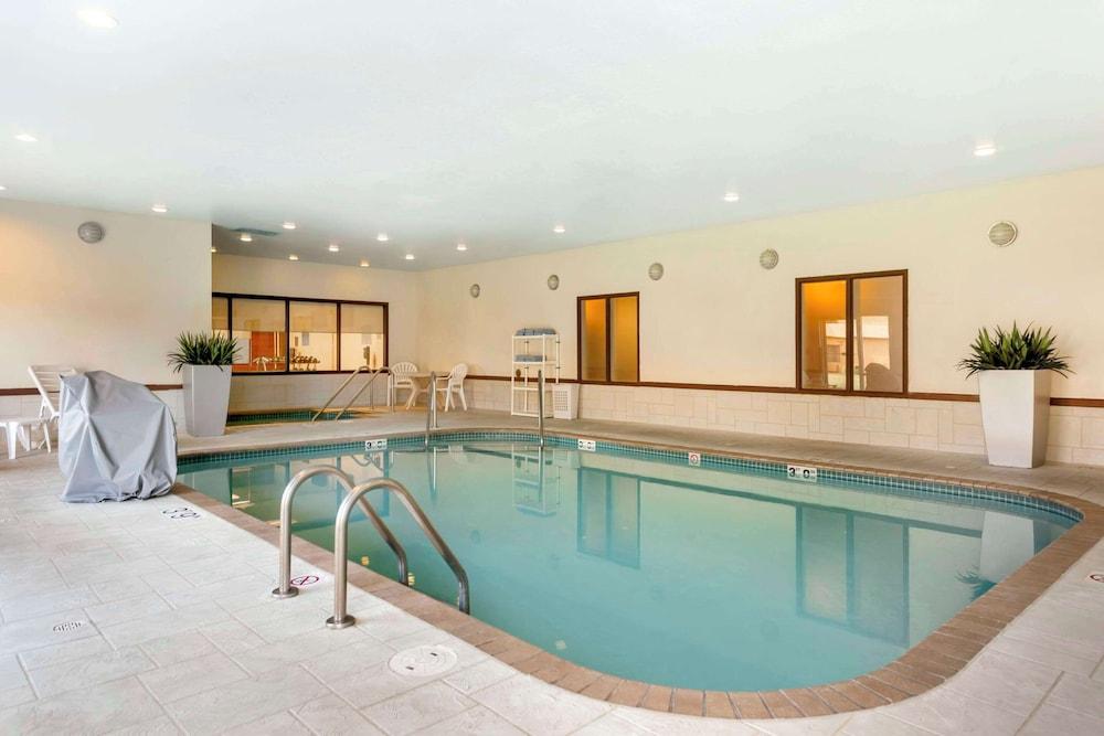 Comfort Inn & Suites Green Bay Stadium Area photo 22