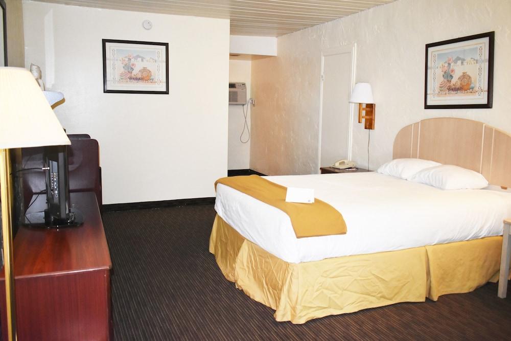 Knights Inn Page photo 4