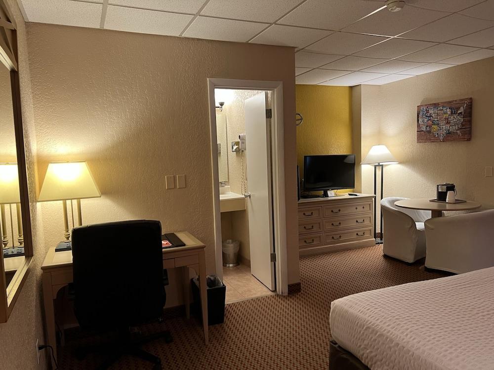 Econo Lodge Inn & Suites Walnut photo 19