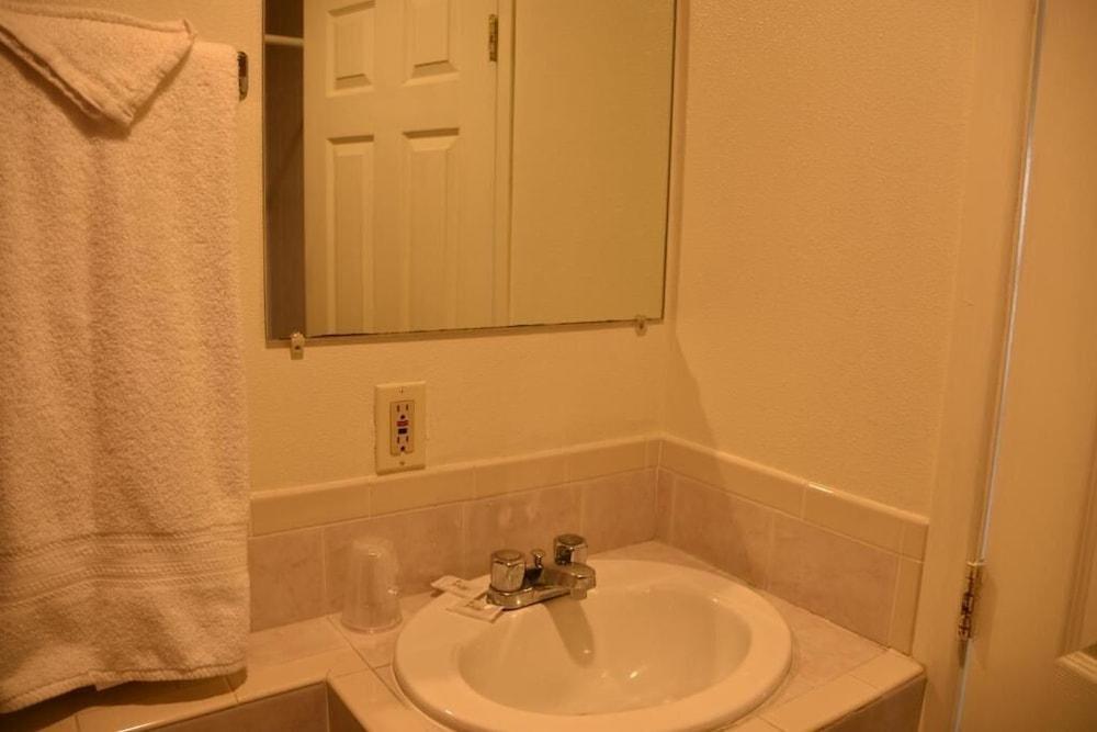 Baycities Motel photo 21