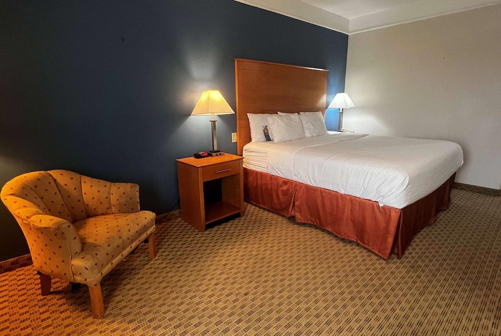Baymont by Wyndham Brenham photo 29