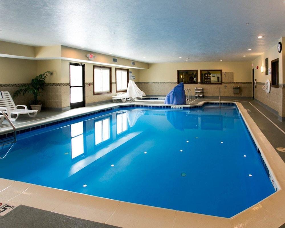 Comfort Suites Benton Harbor - St. Joseph photo 26