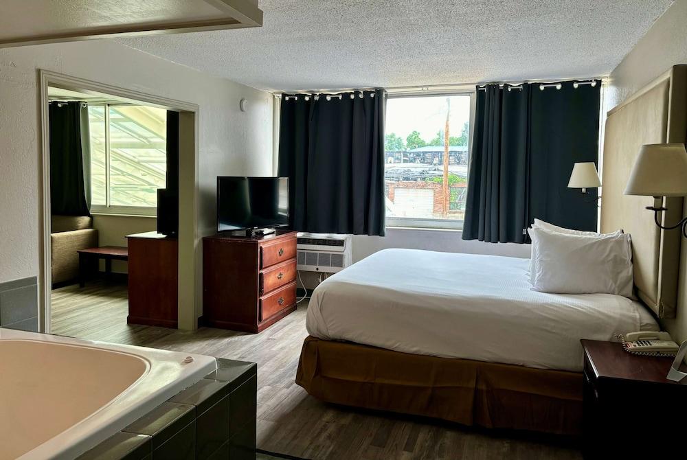 Baymont by Wyndham Keokuk photo 12