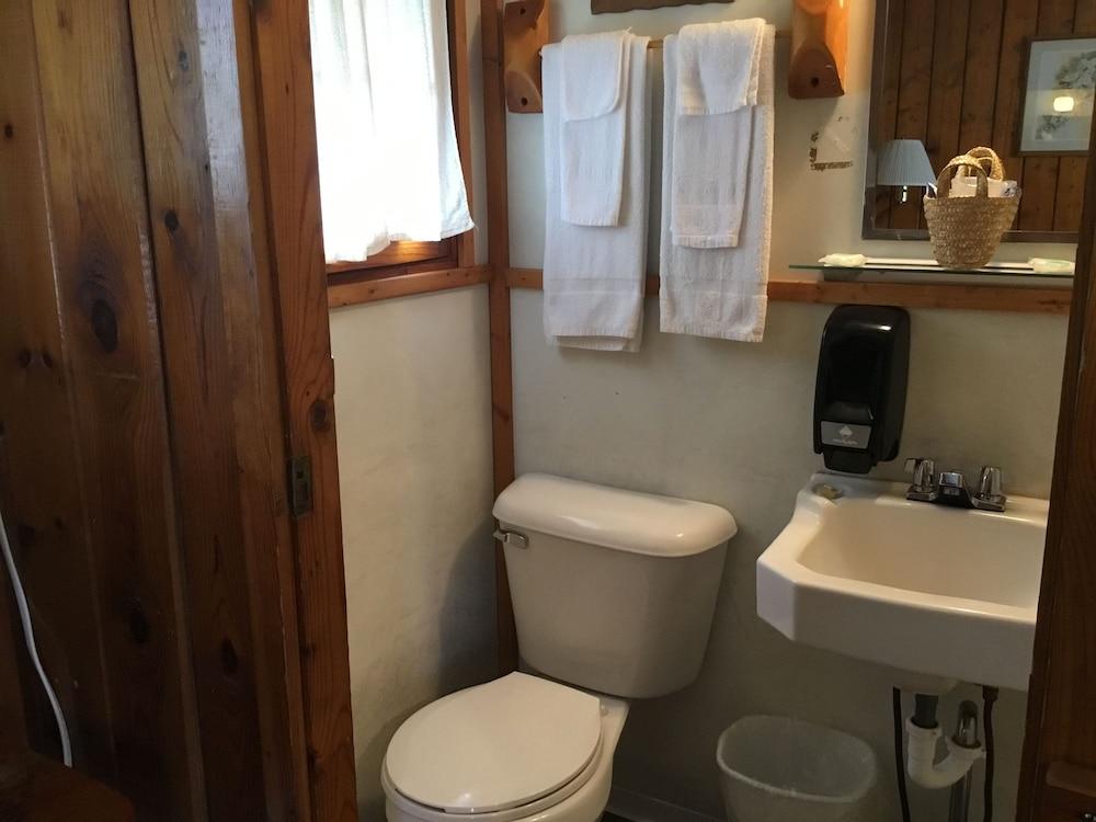 Pines Motel photo 18