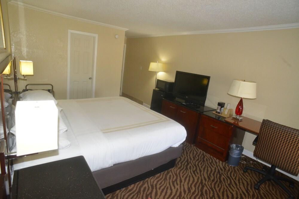 Hometown Inn & Suites photo 32