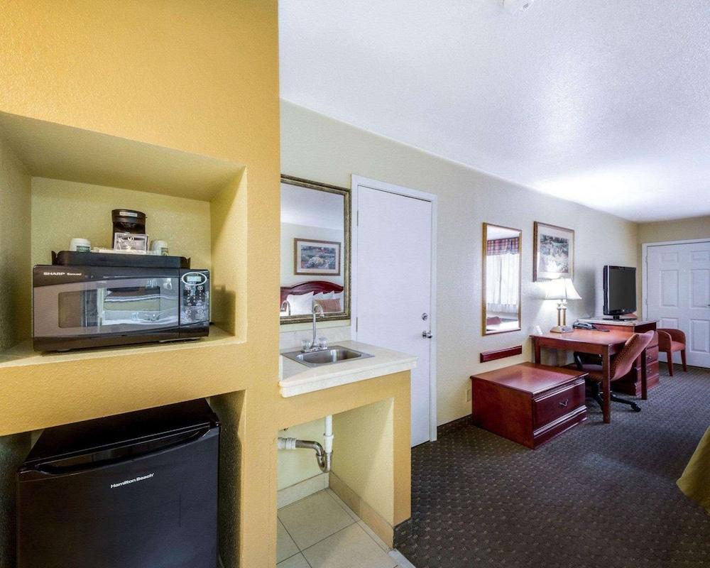 Econo Lodge Inn & Suites Eagle Pass photo 37