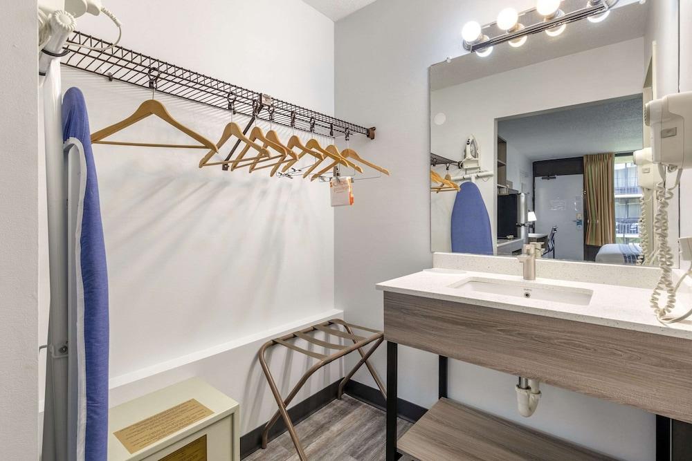 Suburban Studios Tysons Corner photo 6