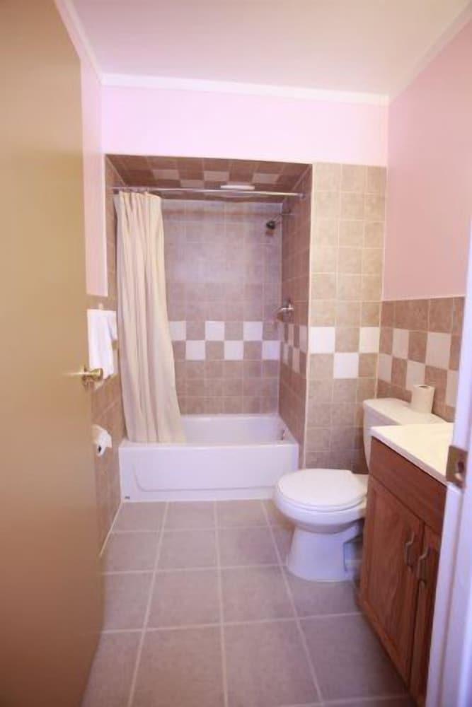 Meadowbrook Motor Lodge photo 17