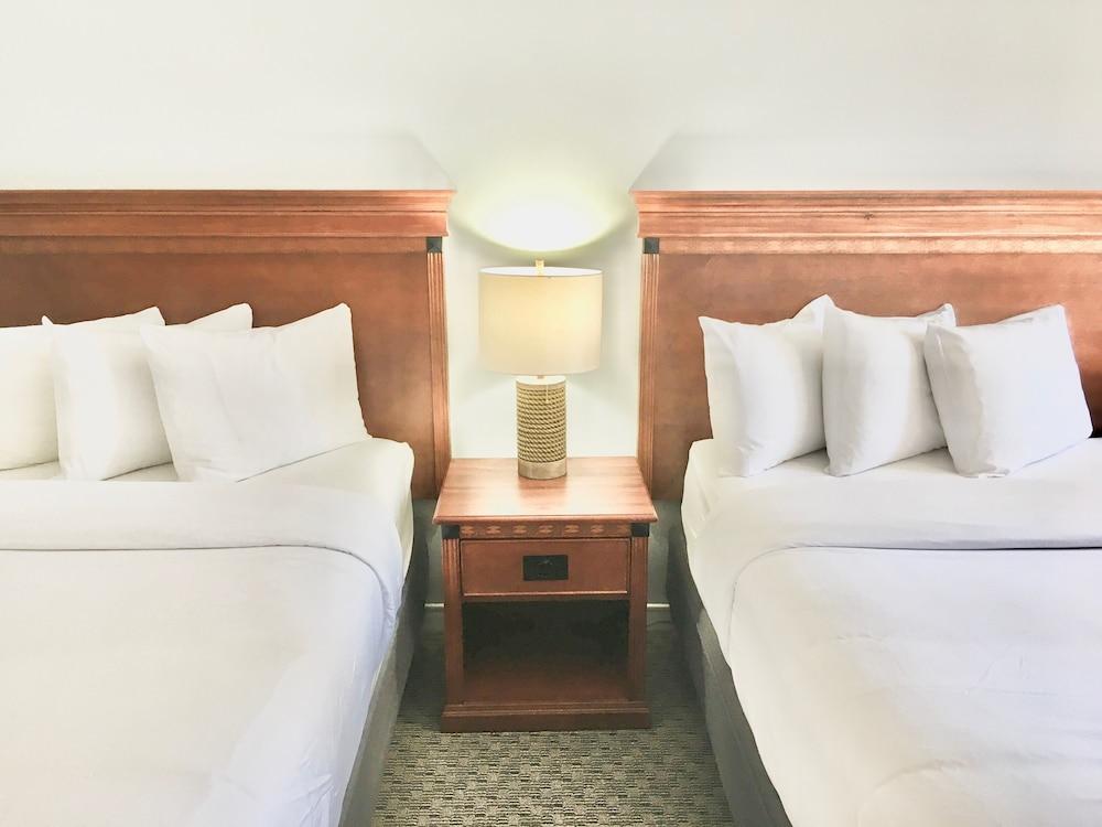 Empire Lakeshore Inn photo 11