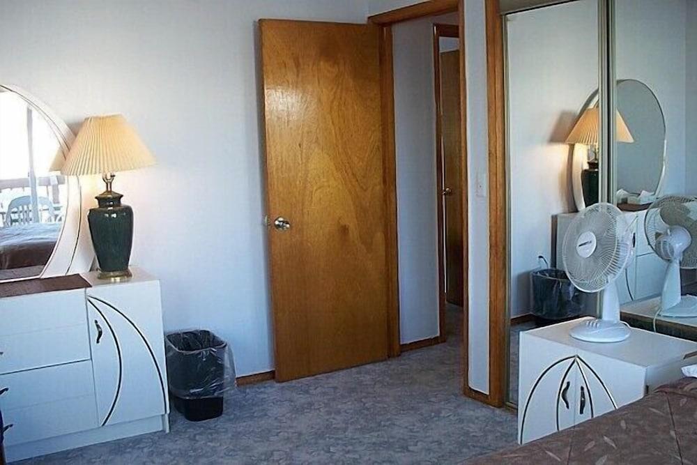 Aquarius Arms Motel photo 13