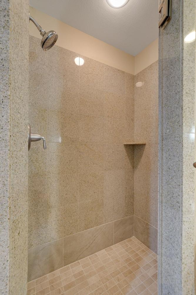 Sapphire Skyline Premium Suite photo 40