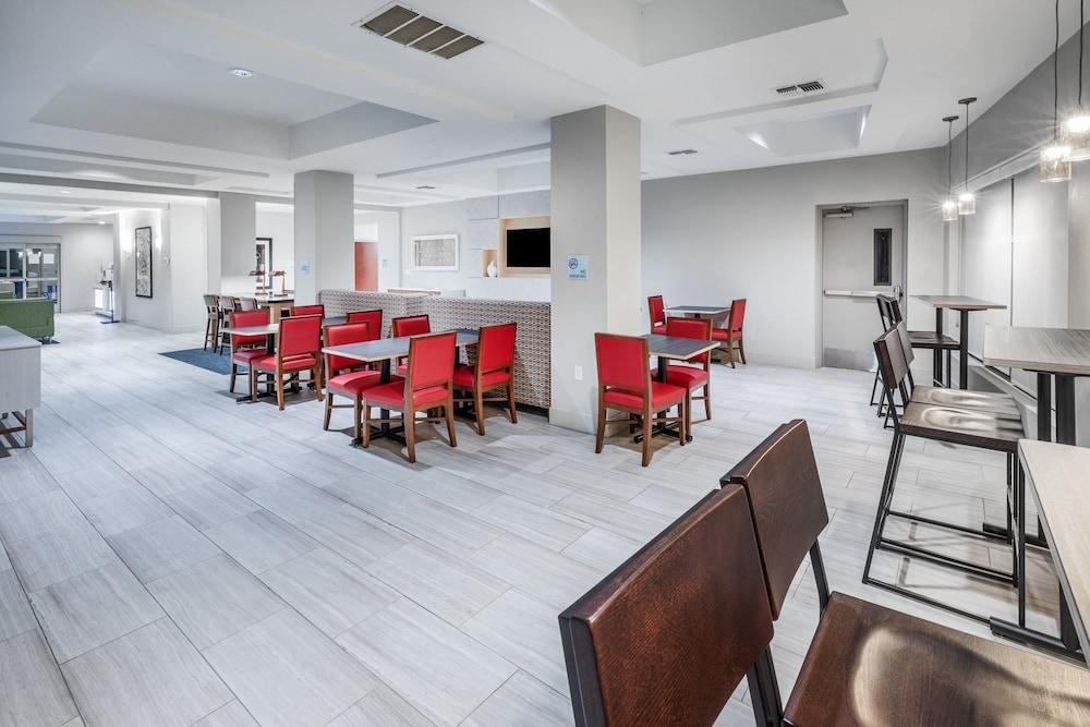 Holiday Inn Express & Suites West by IHG photo 34