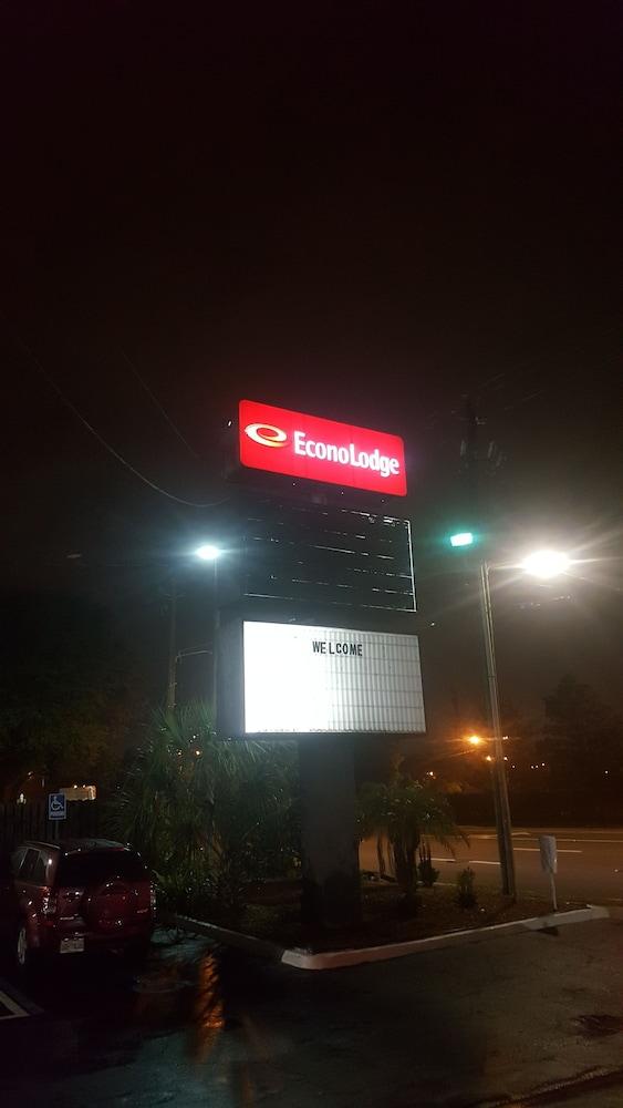 Econo Lodge Tampa near Busch Gardens photo 24