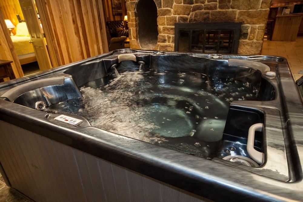 Log Cabin Lodge & Suites photo 2