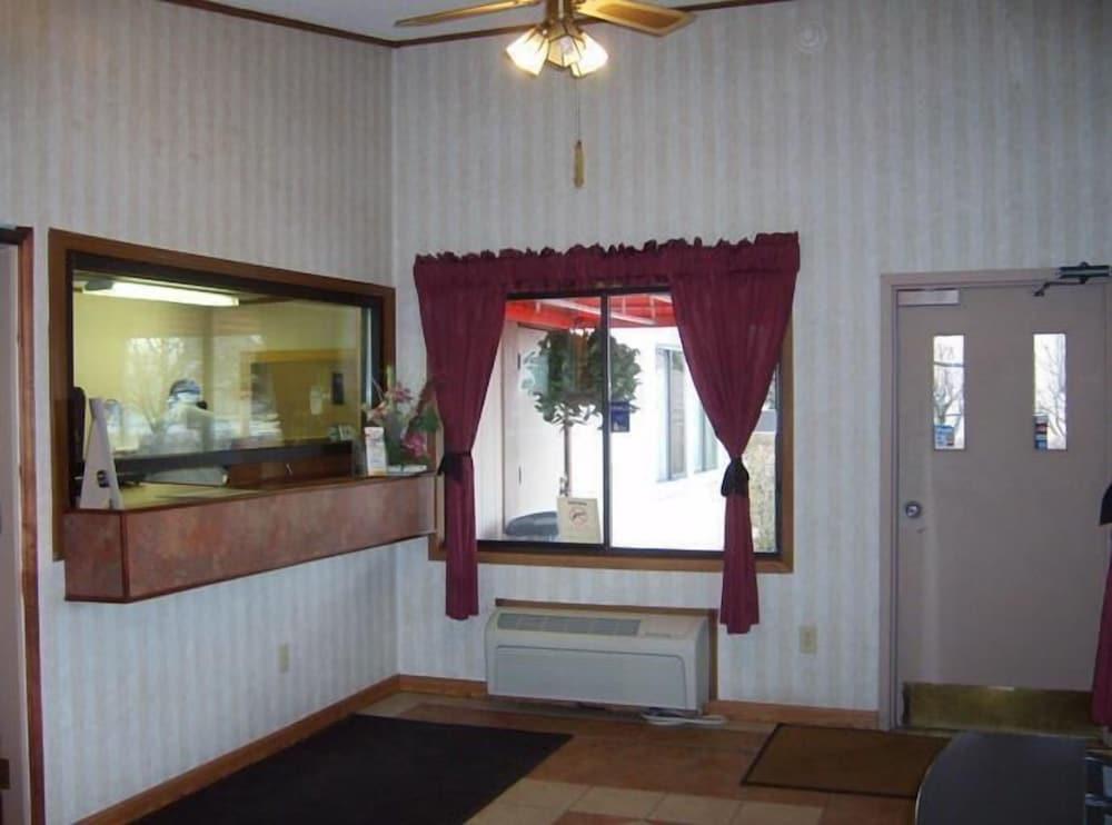 Budgetel Inn & Suites photo 2