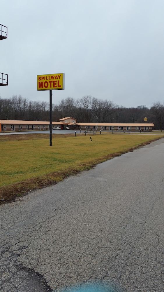 Spillway Motel photo 11
