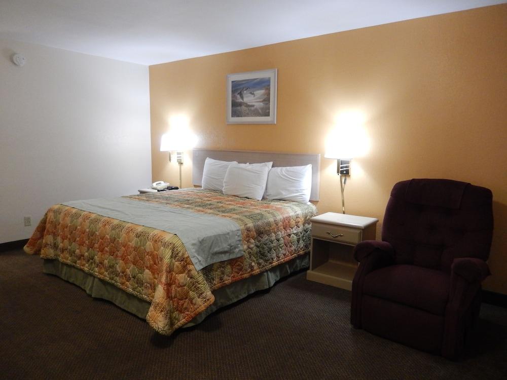 Pearsall Executive Inn photo 8