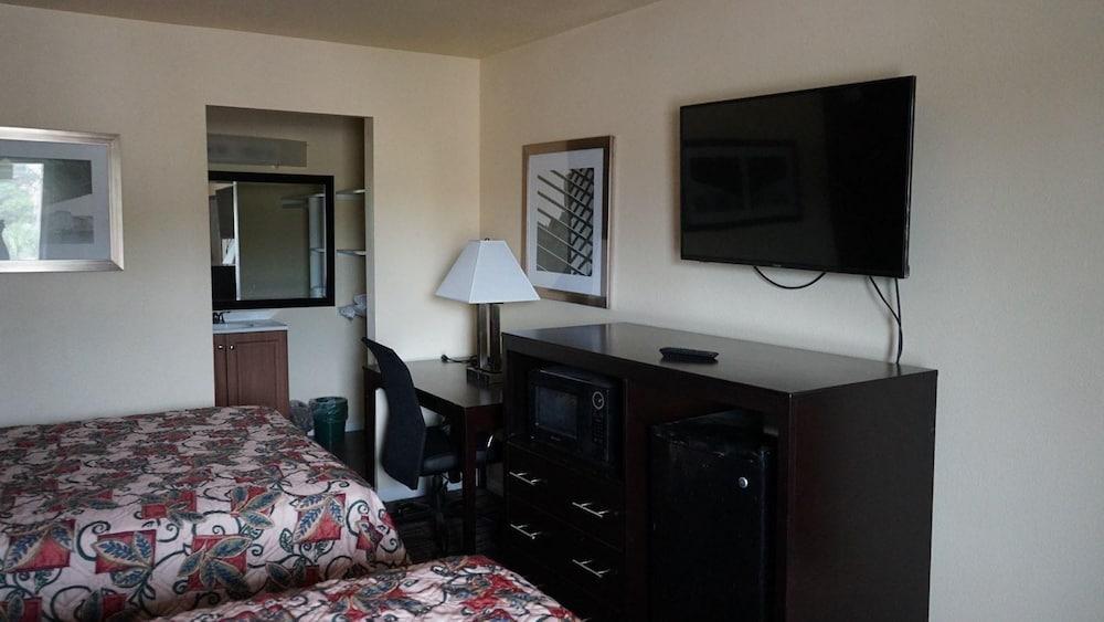 Village Motor Inn photo 8