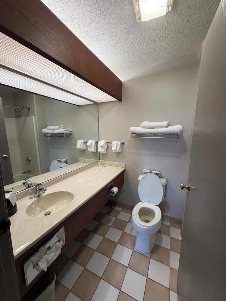 Relax Inn & Suites photo 4