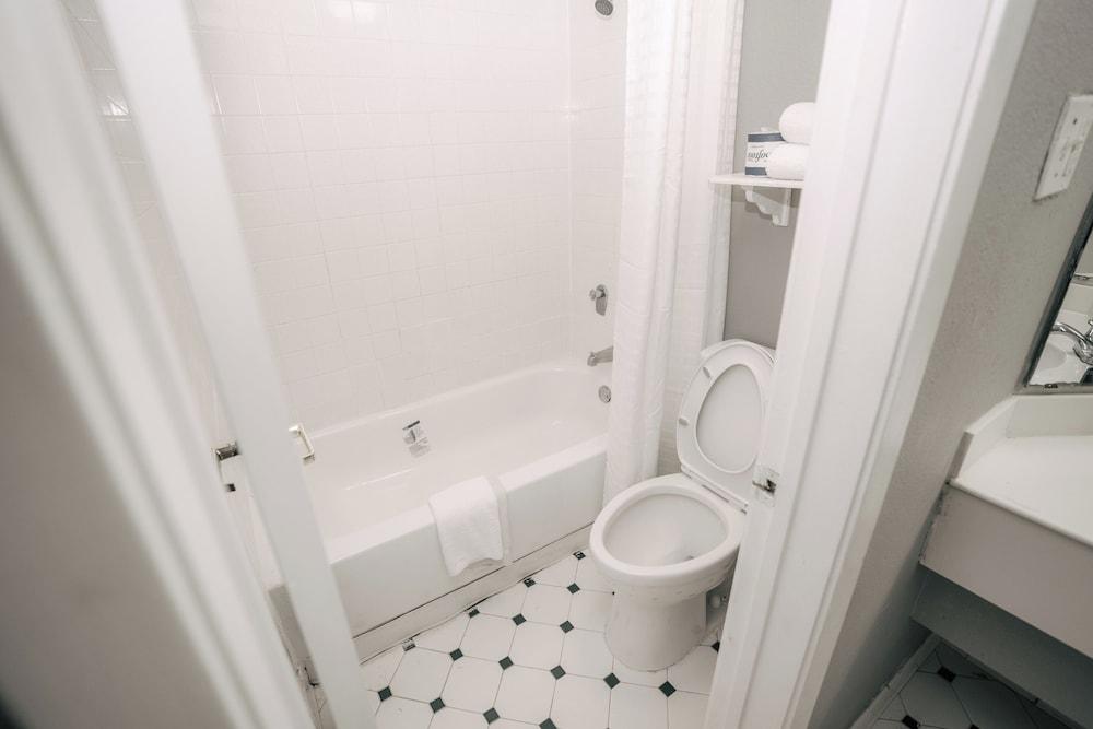 Guest Inn & Suites photo 11