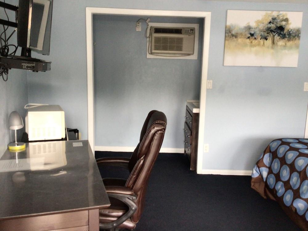 Hitching Post Country Motel photo 11
