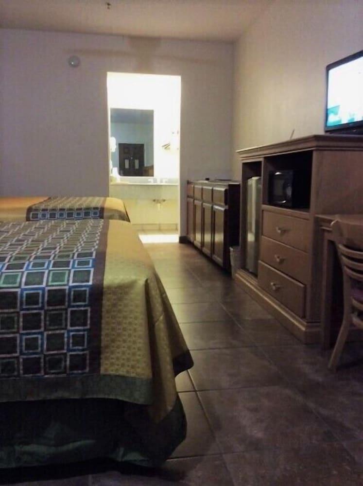 Texas Inn Weslaco photo 37