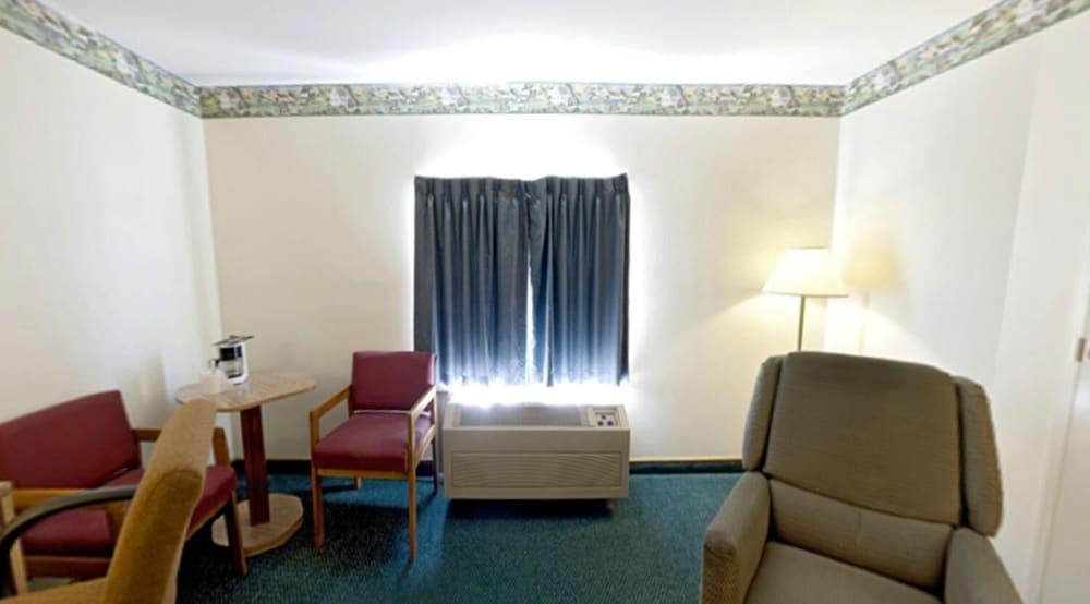 Americas Best Value Inn Litchfield photo 9