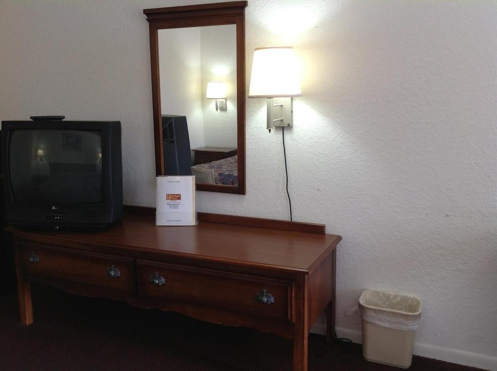 Budget Host, Hempstead Inn photo 30