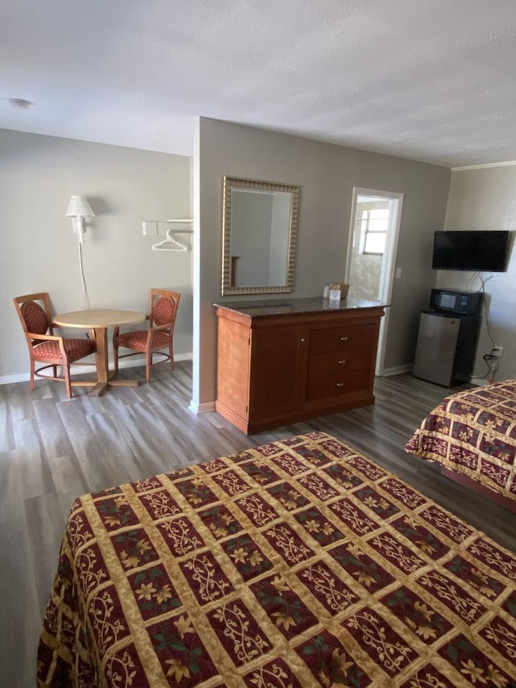 Oak Tree Inn photo 6