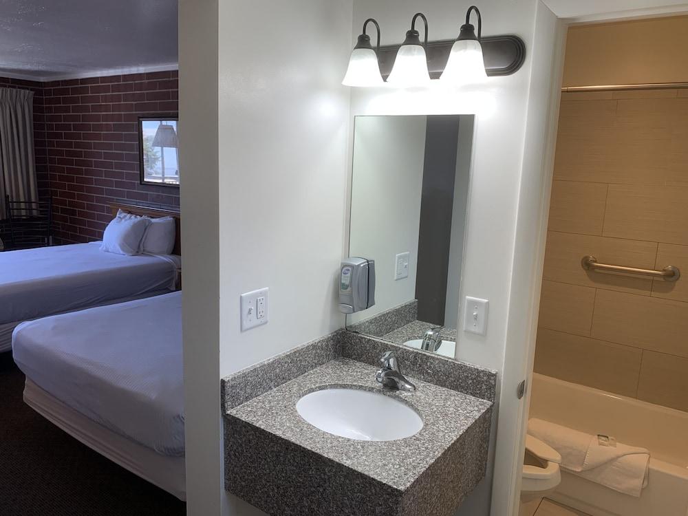 Days Inn by Wyndham Lake Point photo 28