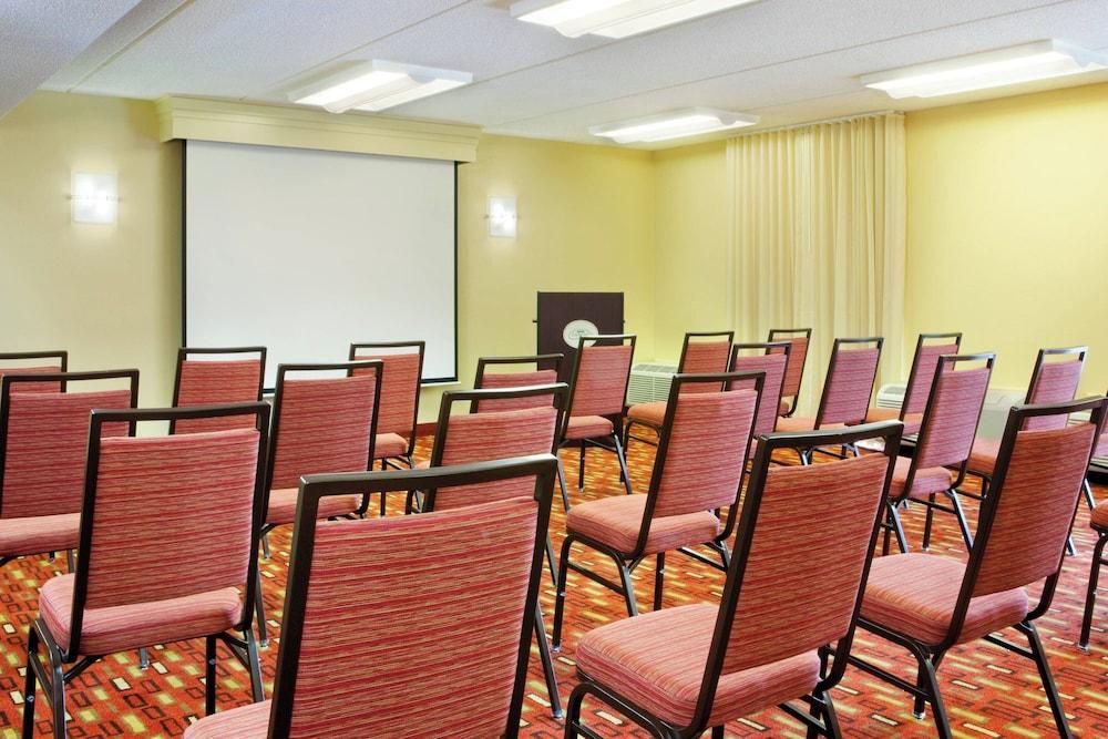 Courtyard by Marriott Columbus photo 16