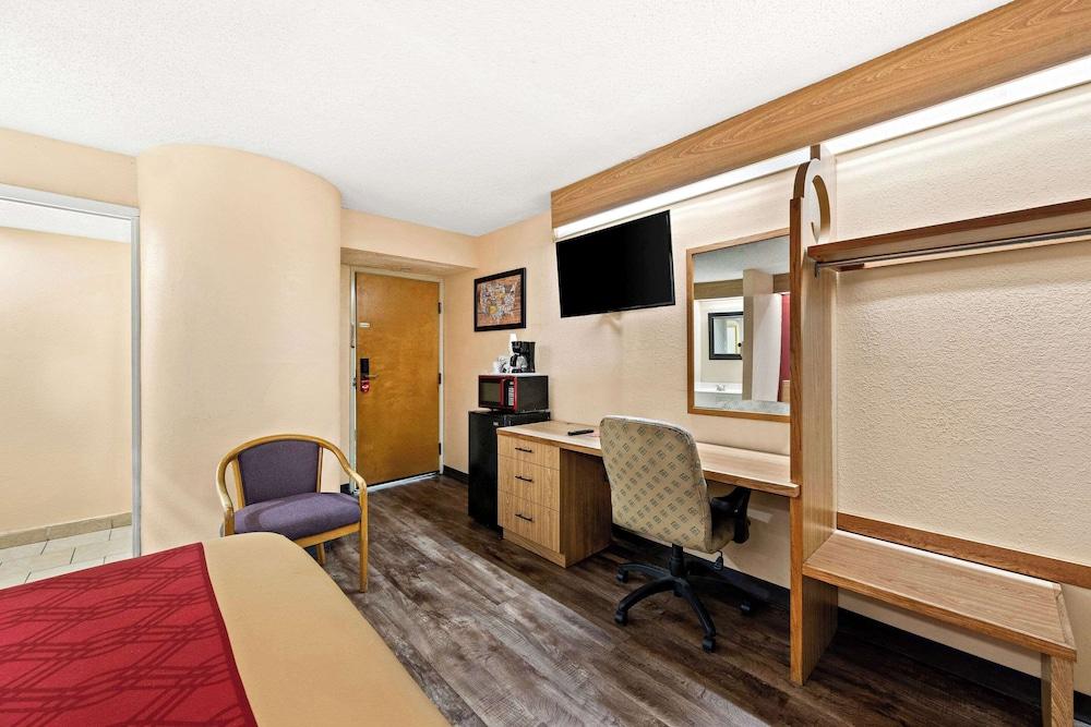 Econo Lodge London North photo 22