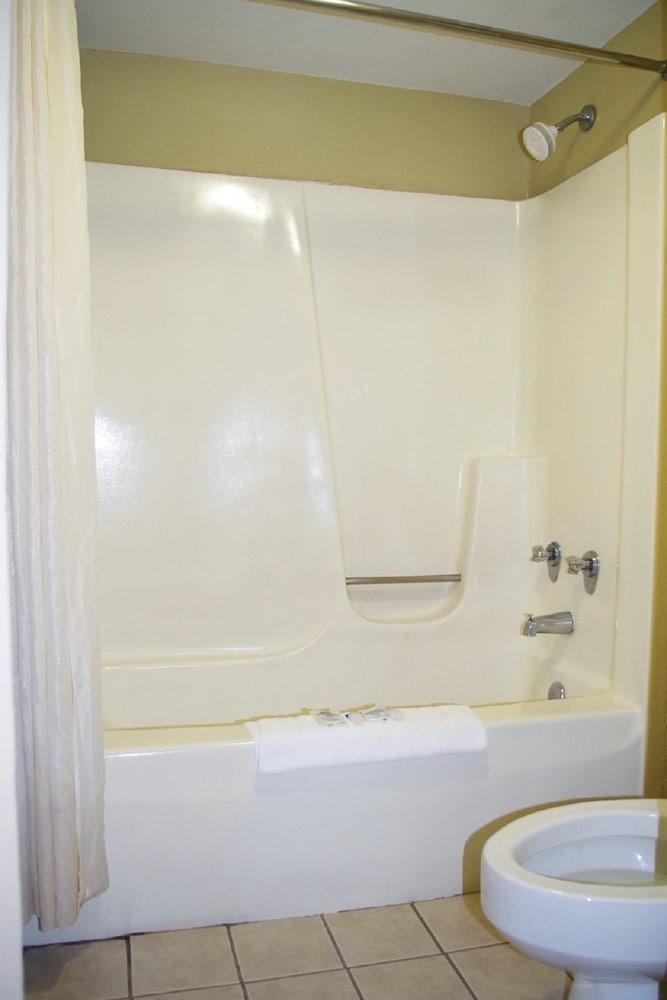 Americas Best Value Inn St. Louis Downtown photo 11