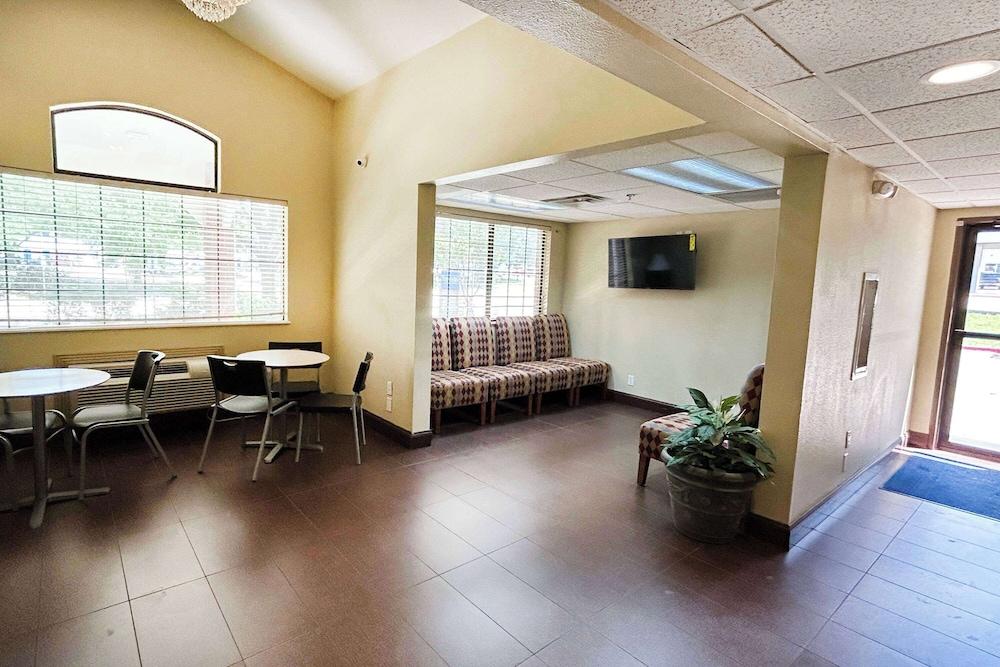Travelodge by Wyndham Arlington/Dallas Area photo 2