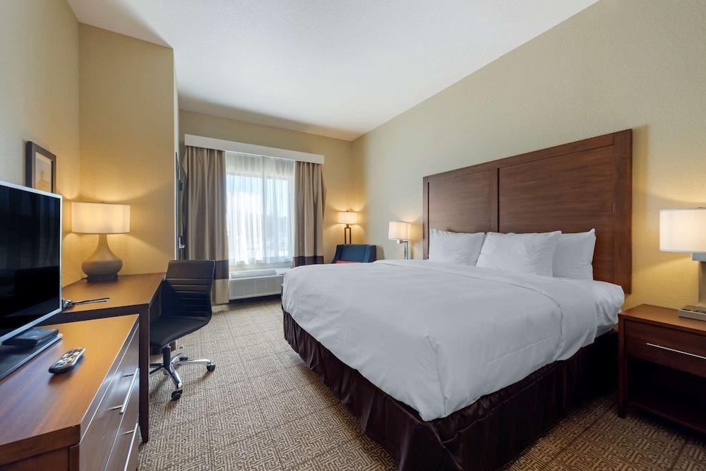Comfort Inn & Suites Harrah photo 10