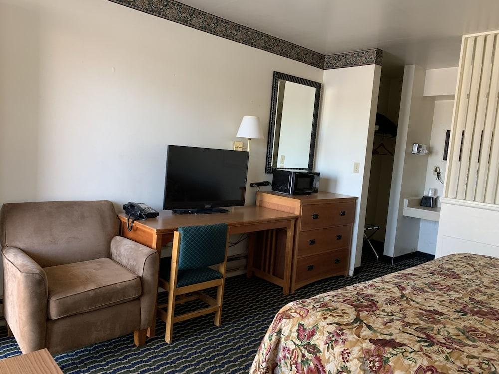 Norton Shores Inn photo 17
