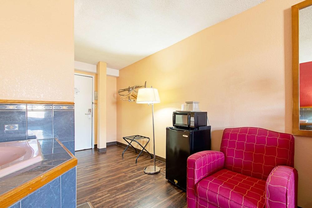 Econo Lodge photo 4