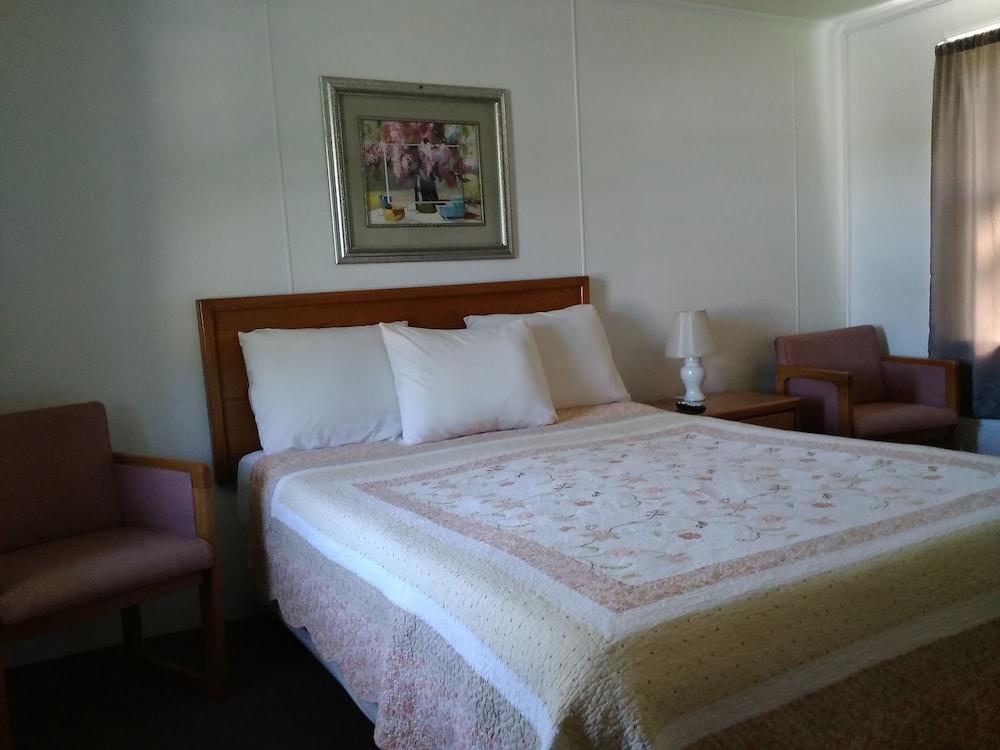 Clarketon Motel photo 13