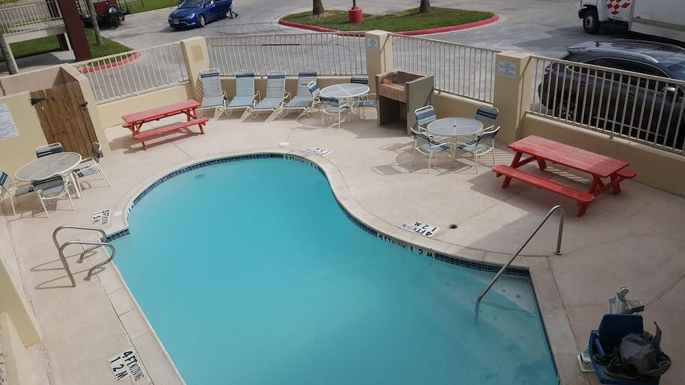 Deluxe Inn & Suites photo 30