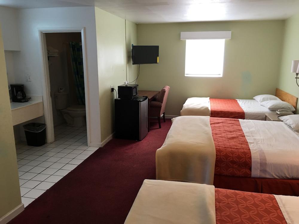 Dixie Plaza Hotel photo 39