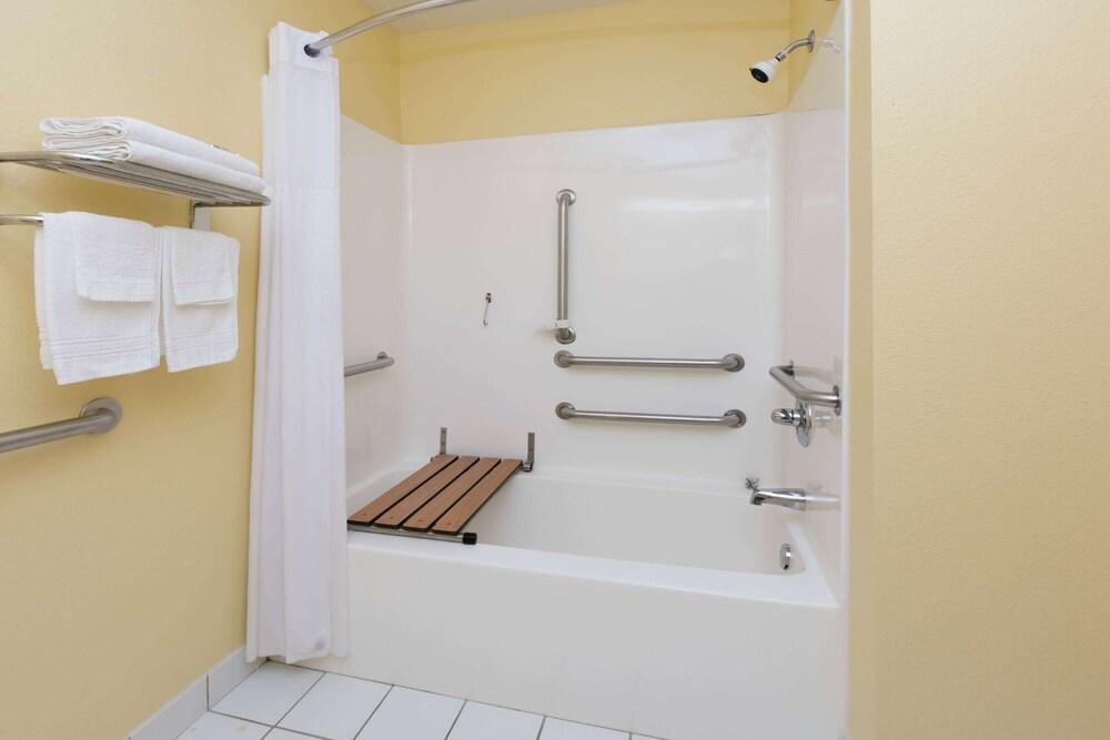 Days Inn & Suites by Wyndham Pryor photo 18