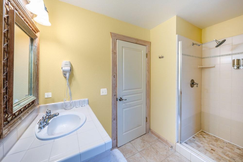 Aurora Park Cottages photo 45