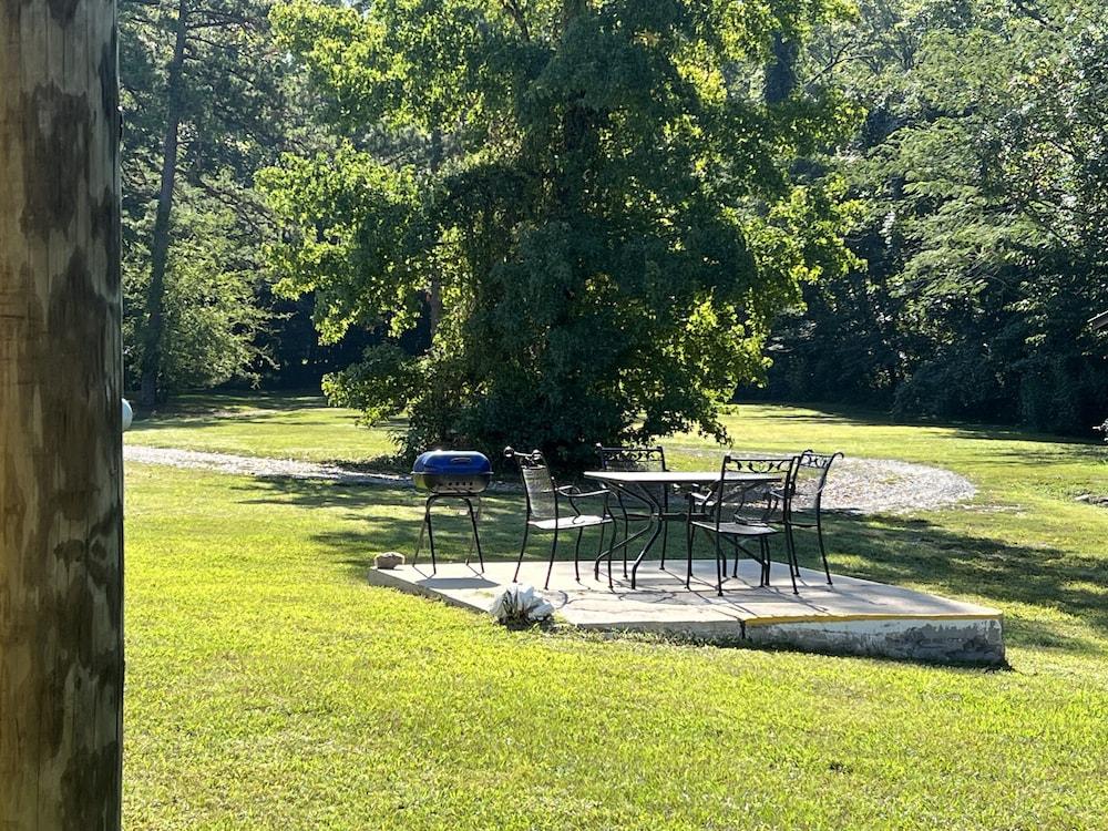 King Guest Room located at the entrance to Mountain Harbor just 2 1/2 miles from Lake Ouachita. by RedAwning photo 23