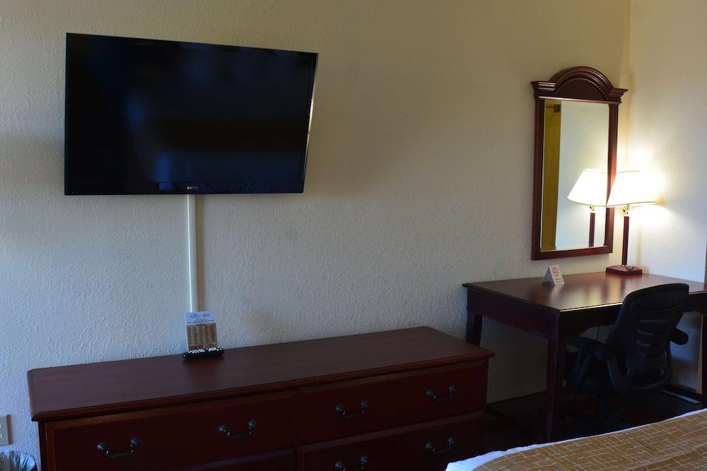 Travelodge by Wyndham Montgomery East photo 10