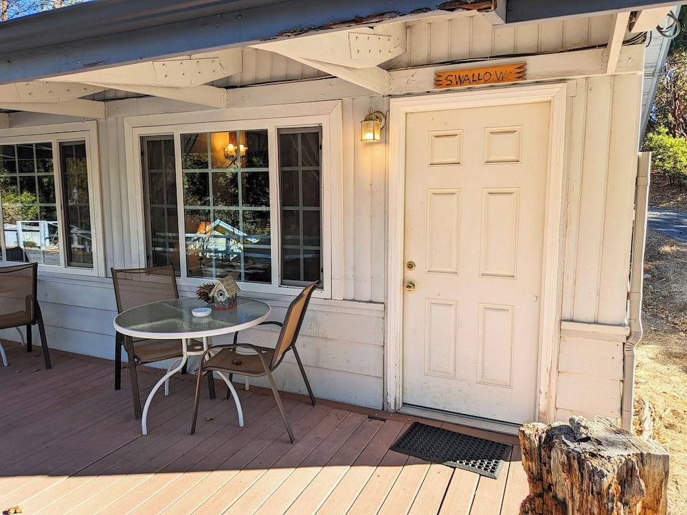 Bluebird Cottage Inn photo 42