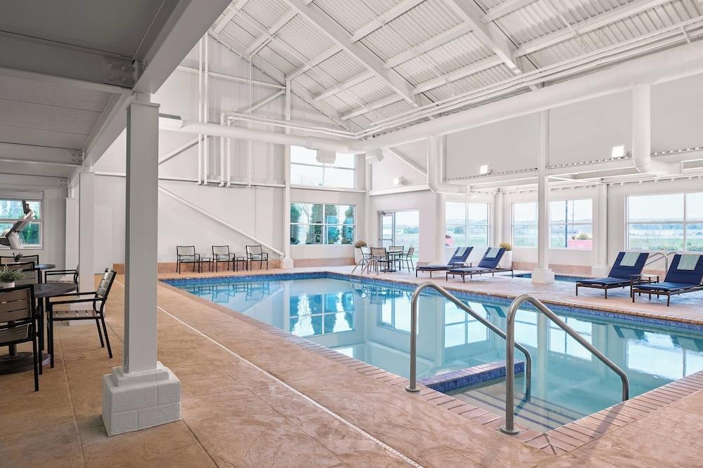 Delta Hotels by Marriott Milwaukee Northwest photo 1
